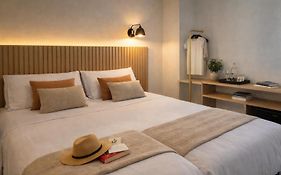 Hugo Beach Hotel & Apartments